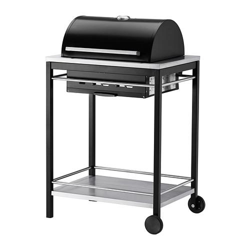 Ikea, Klase, barbecue con corrello in inox, nero, a carbonella, con un pratico termometro inserito sul coperchio per controllare la temperatura interna senza aprire. La temperatura di cottura si può variare regolando il flusso dell'aria. L'area di cottura misura 50x38 cm. Euro 219